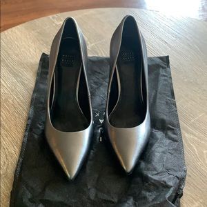 WHBM Olivia Pewter 3” pointed toe pump sz 7